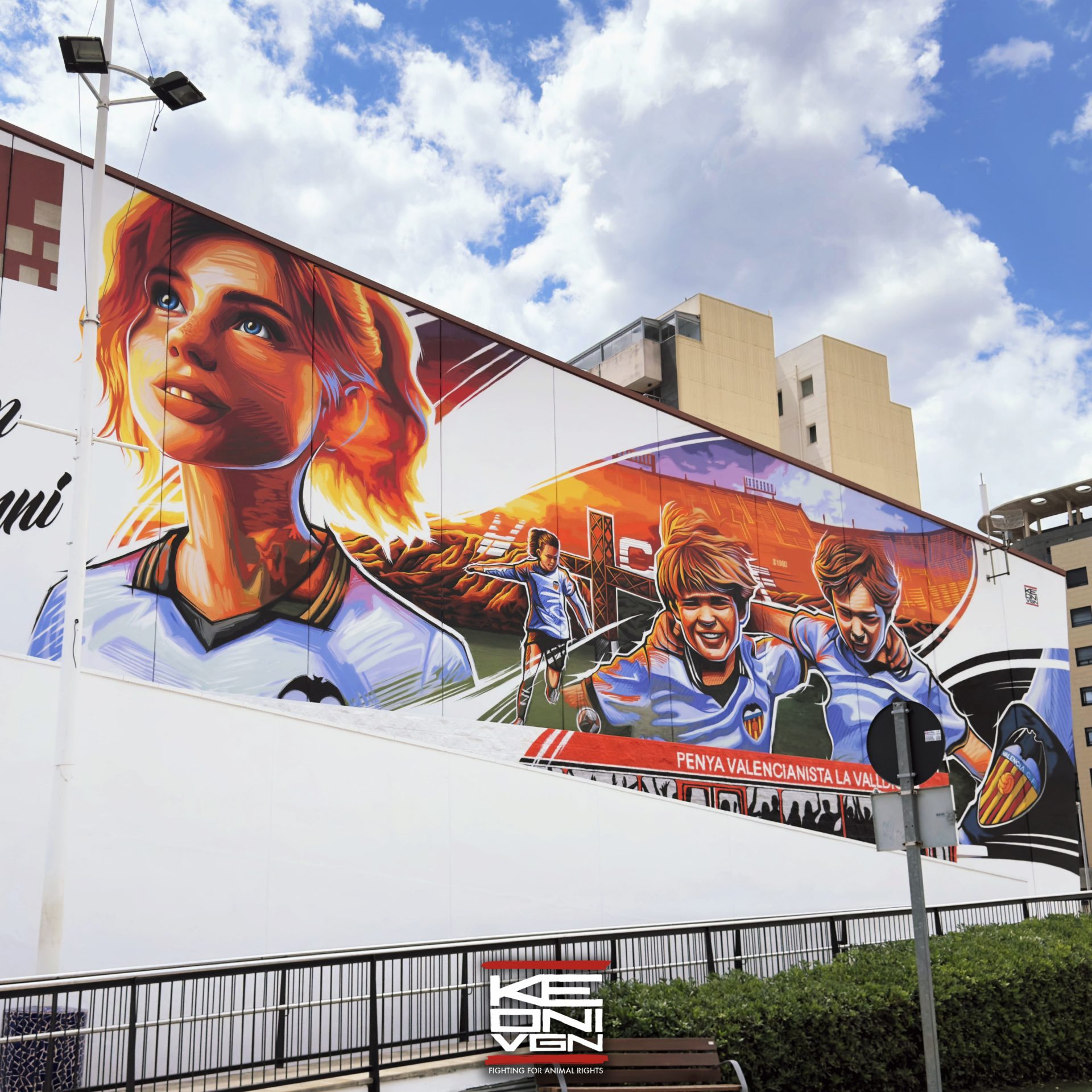 Mural del Valencia CF pintado por Keoni VGN para la Ruta de Arte Urbano VCF 2024